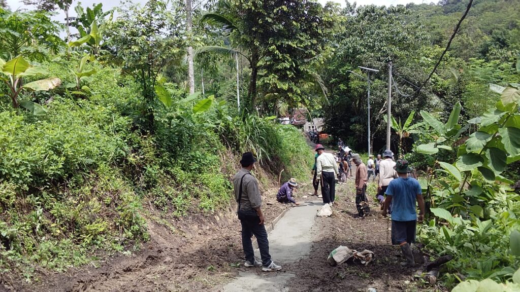 Warga Kampung Padang Bojongkaso Genjot Pembangunan Jalan Lingkungan Secara Swadaya