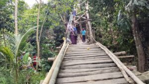 Jembatan Gantung Cibanggala Mulai Diperbaiki, Kades Kertasari Minta Dukungan untuk Bangun Jembatan Permanen