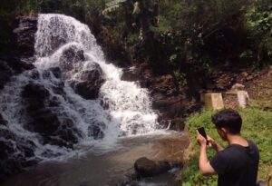 Curug Cisalada, Hidden Gem di Puncak Cipanas: Surga Tersembunyi yang Bikin Jenuh Langsung Hilang