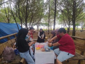 Pantai Ciwidik Dipadati Wisatawan Saat Malam Tahun Baru, Jadi Favorit Keluarga