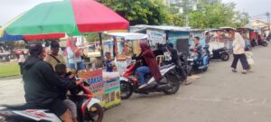 Sore di Alun-Alun Sindangbarang: Warga Berburu Takjil, Pedagang Raup Berkah Ramadhan